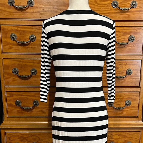 ‘#20 Calvin Klein Navy Blue and White Stripped Maxi Dress Size 6 EUC - Picture 11 of 14